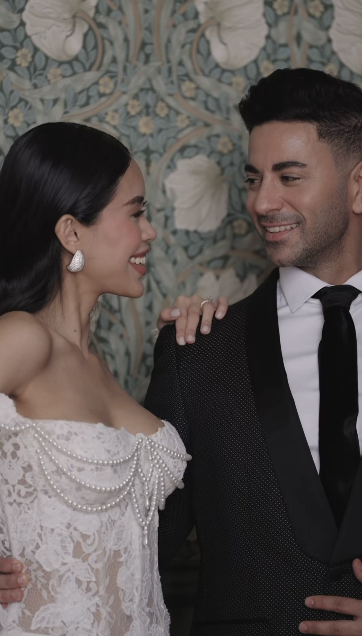 Hậu trường chụp ảnh cưới bóc trần nhan sắc thật của ái nữ nhà tỷ phú Johnathan Hạnh Nguyễn