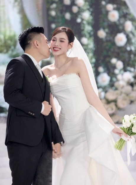 HOT Lộ thiệp cưới mời toàn sao Việt của vợ chồng Đỗ Thị Hà thời gian địa điểm rõ ràng