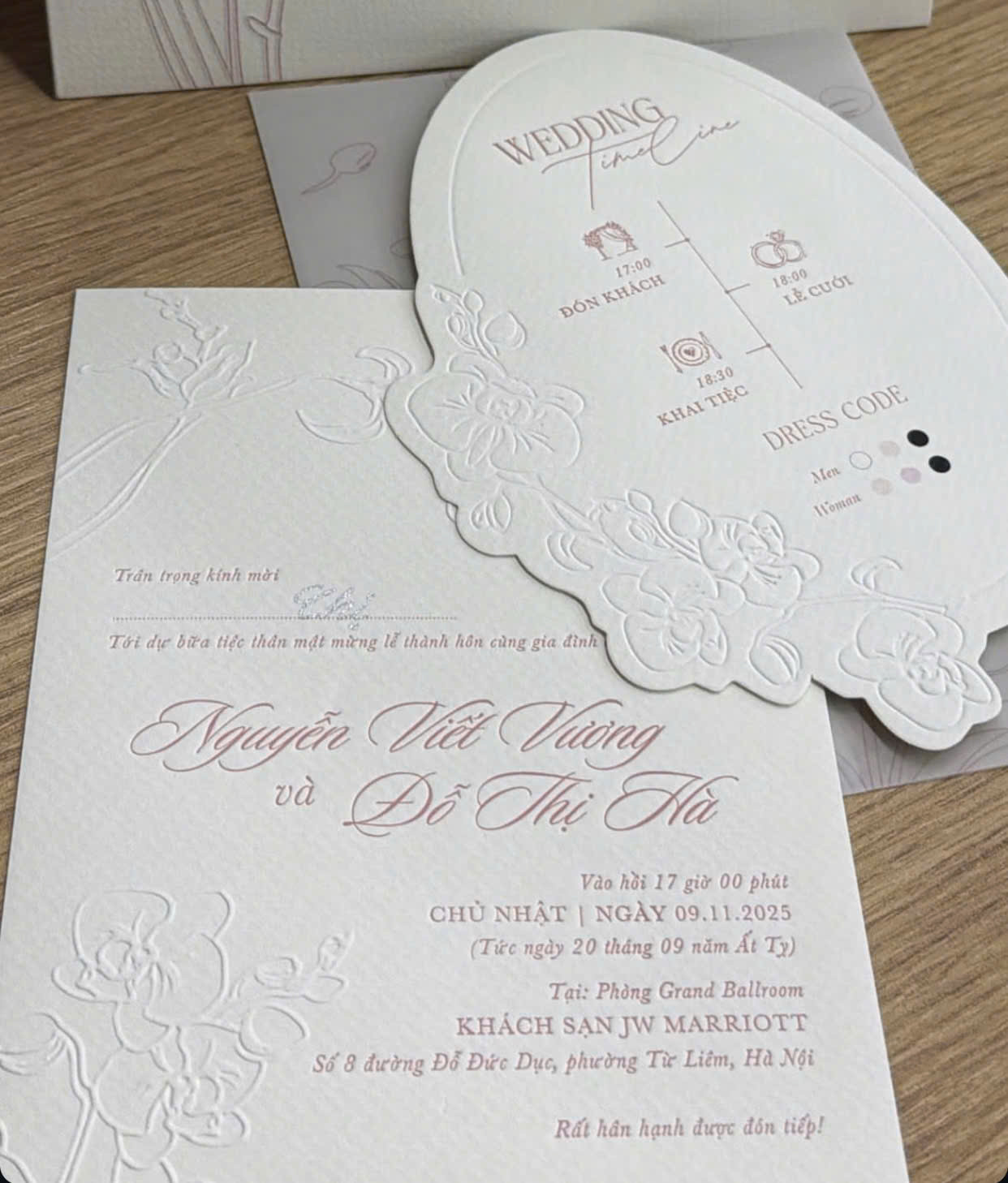 HOT Lộ thiệp cưới mời toàn sao Việt của vợ chồng Đỗ Thị Hà thời gian địa điểm rõ ràng