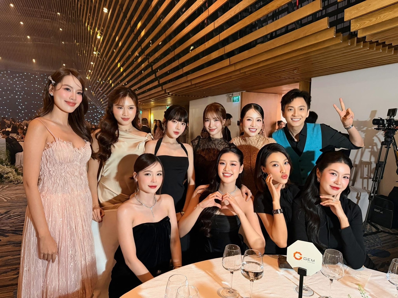 Thanh niên lạ trà trộn vào đám cưới Á hậu Chế Nguyễn Quỳnh Châu