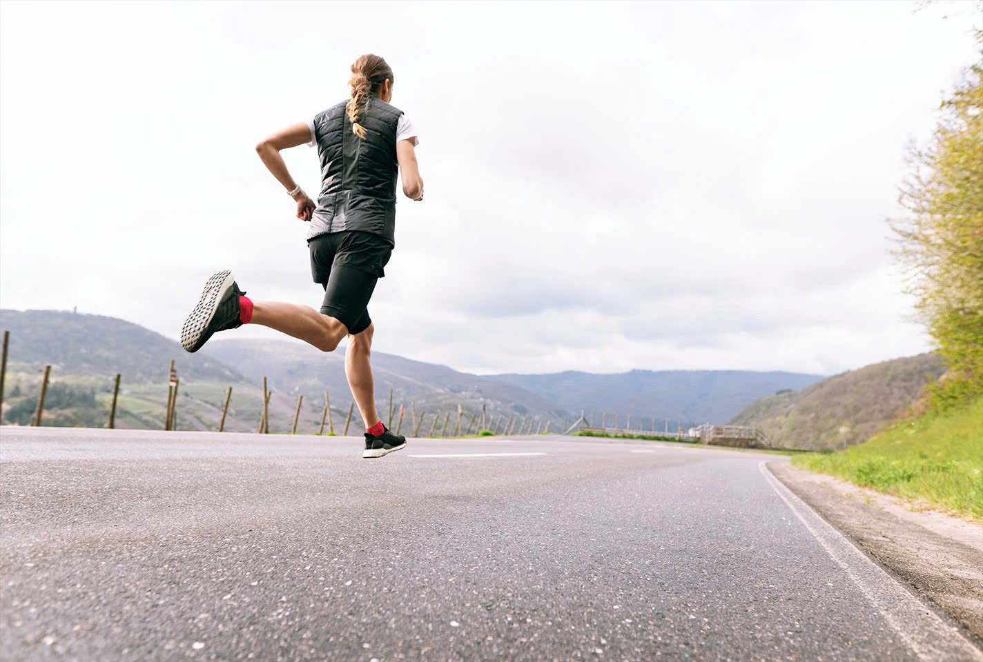 Bí quyết giảm mỡ bụng hiệu quả nhờ kết hợp chạy bộ với plank- Ảnh 1.