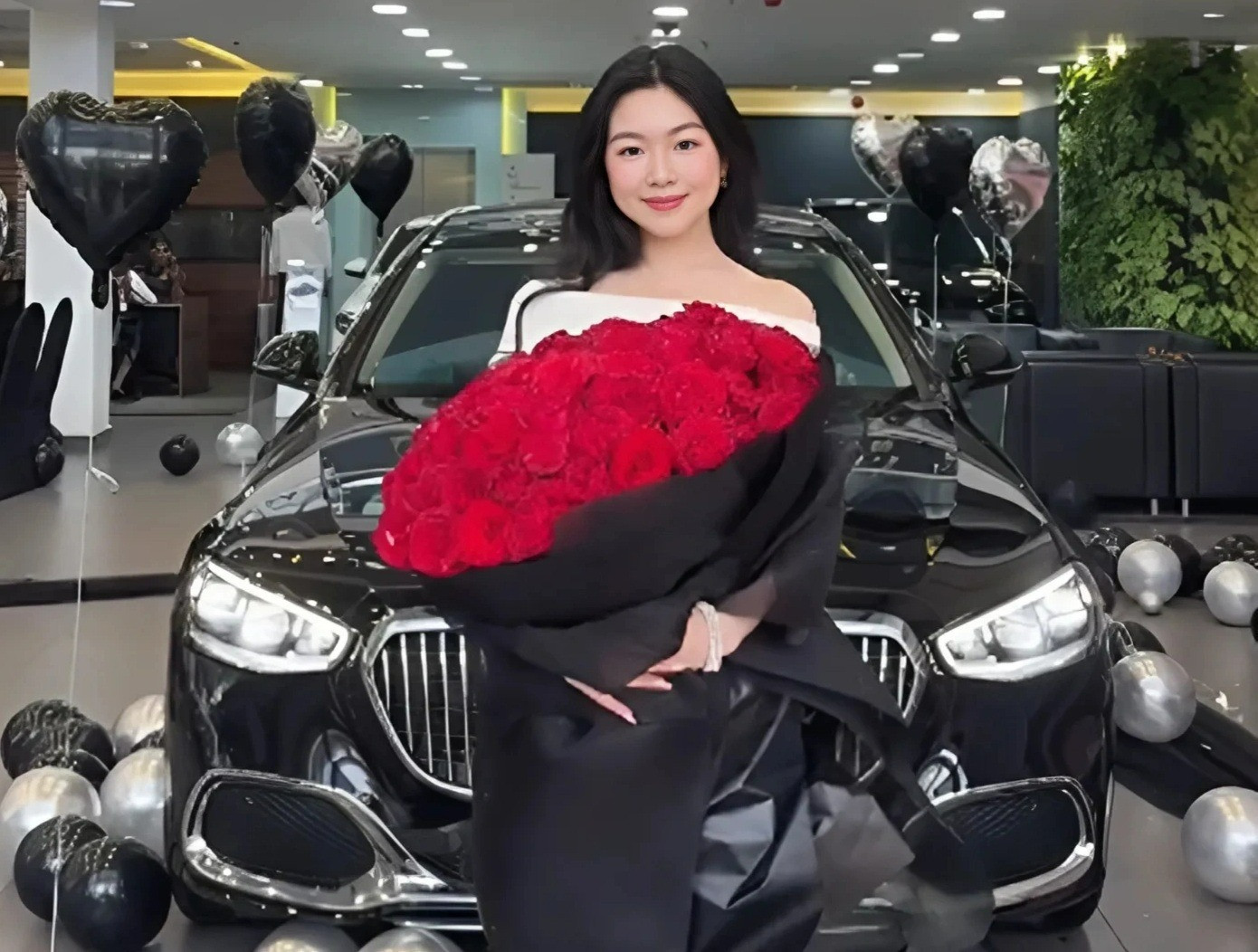 Con gái lớn Quyền Linh xuất hiện giản dị lộ rõ nhan sắc thật khi đi cúng Tổ nghề