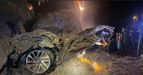 Vụ xe bán tải bị vùi lấp ở Lào Cai: 2 nạn nhân tử vong, 1 người vẫn mất tích