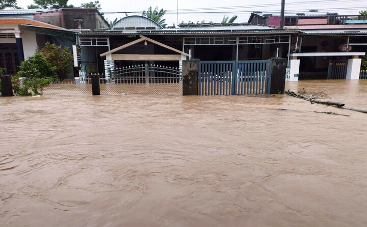 Nhiều xã, phường vùng hạ du sông Thu Bồn, Vu Gia bị ngập sâu.