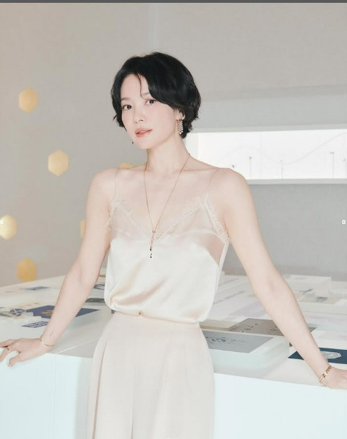 Minh Hằng bị chê luộm thuộm với mốt  váy ngủ ra đường