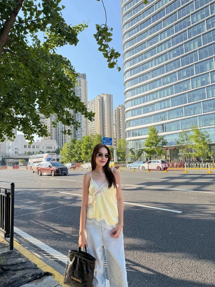 Minh Hằng bị chê luộm thuộm với mốt  váy ngủ ra đường