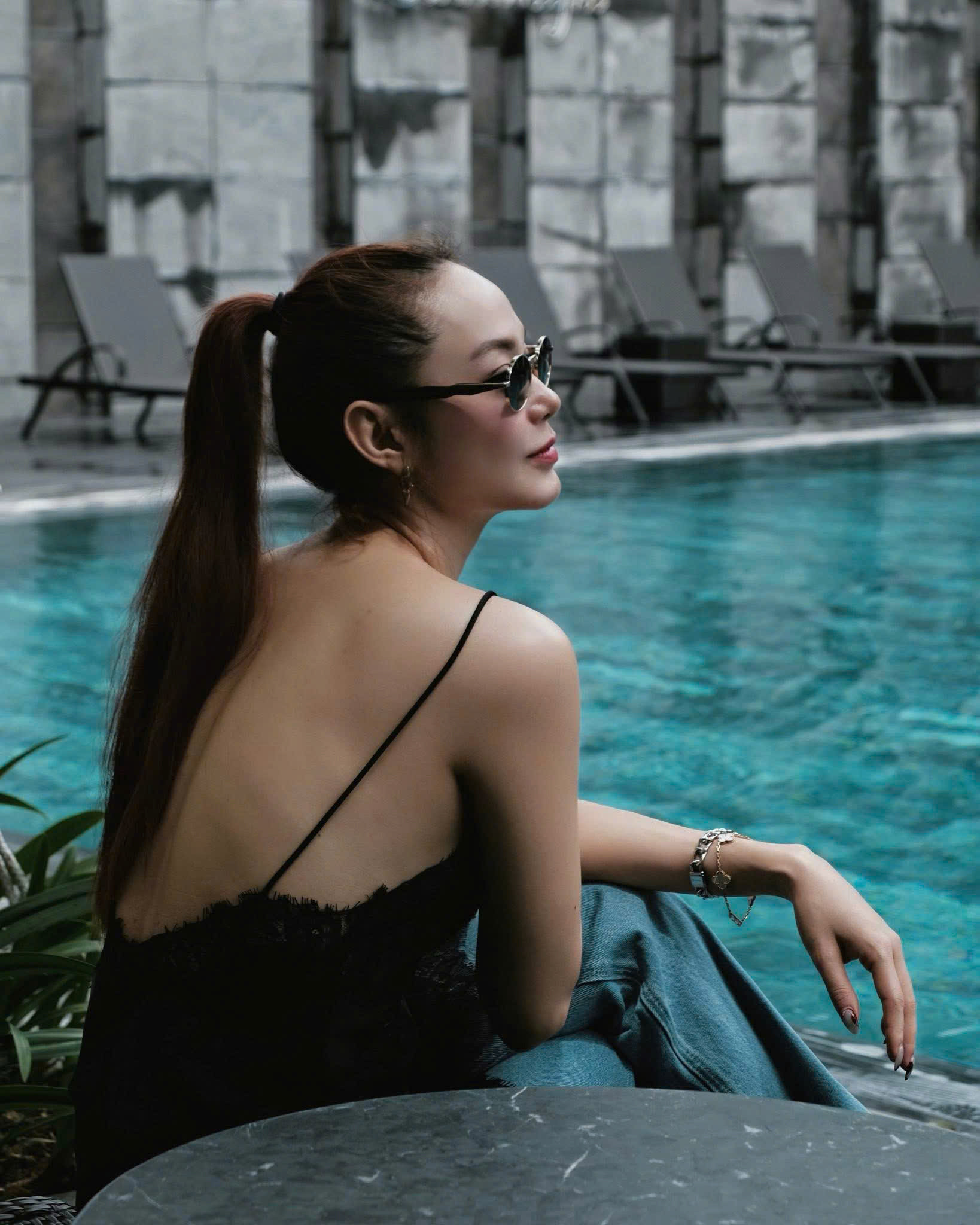 Minh Hằng gây khó hiểu khi mặc váy ngủ ren luộm thuộm ra đường