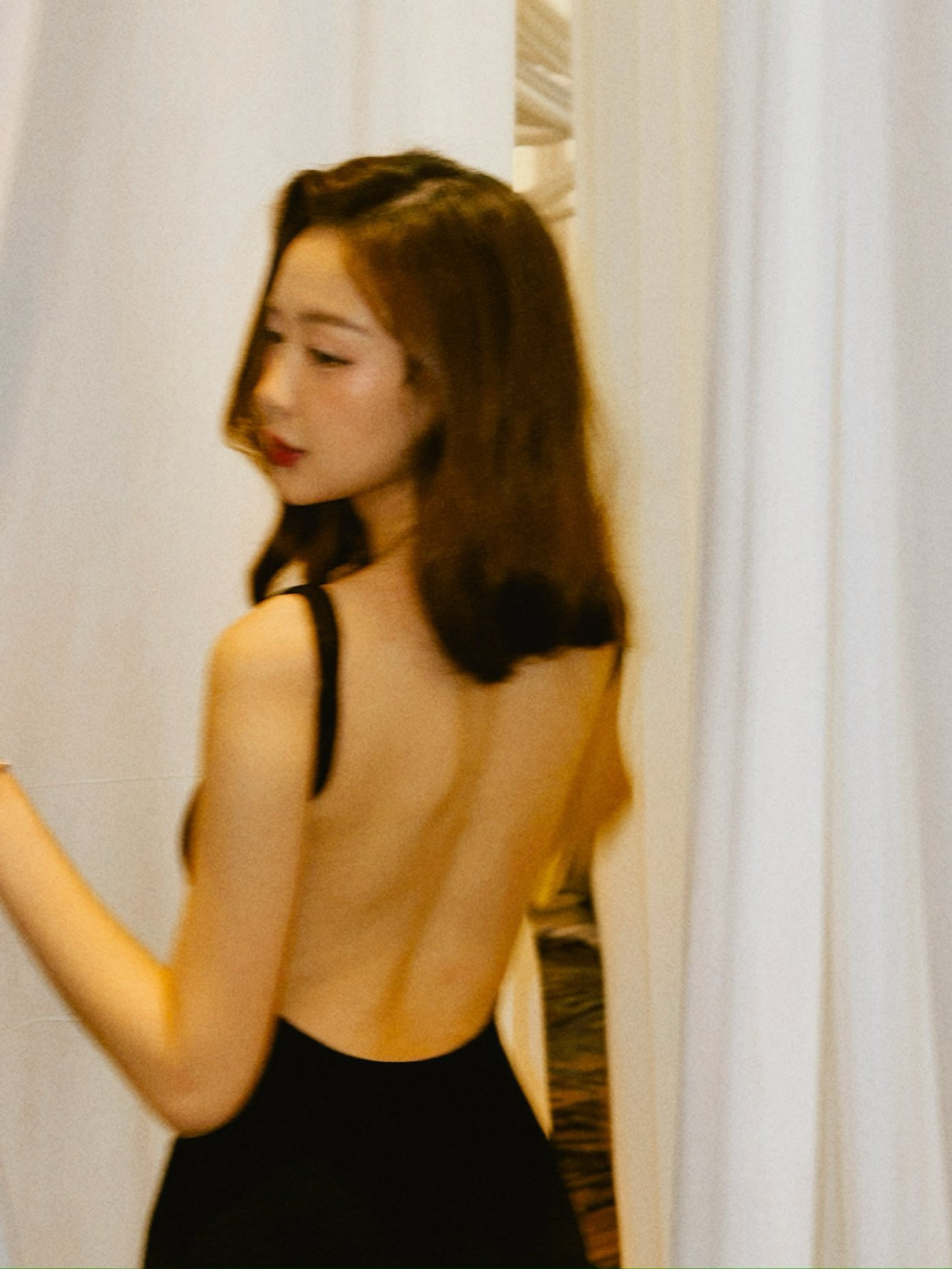 Bảo Ngọc diện váy hai dây khoe lưng ong gây sốt trên mạng xã hội - Ảnh 3.