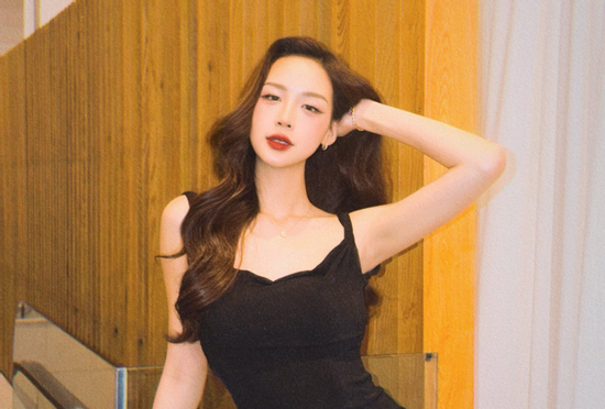 Nàng hậu cao 1m86 diện váy hai dây khoe lưng ong gây sốt trên mạng xã hội