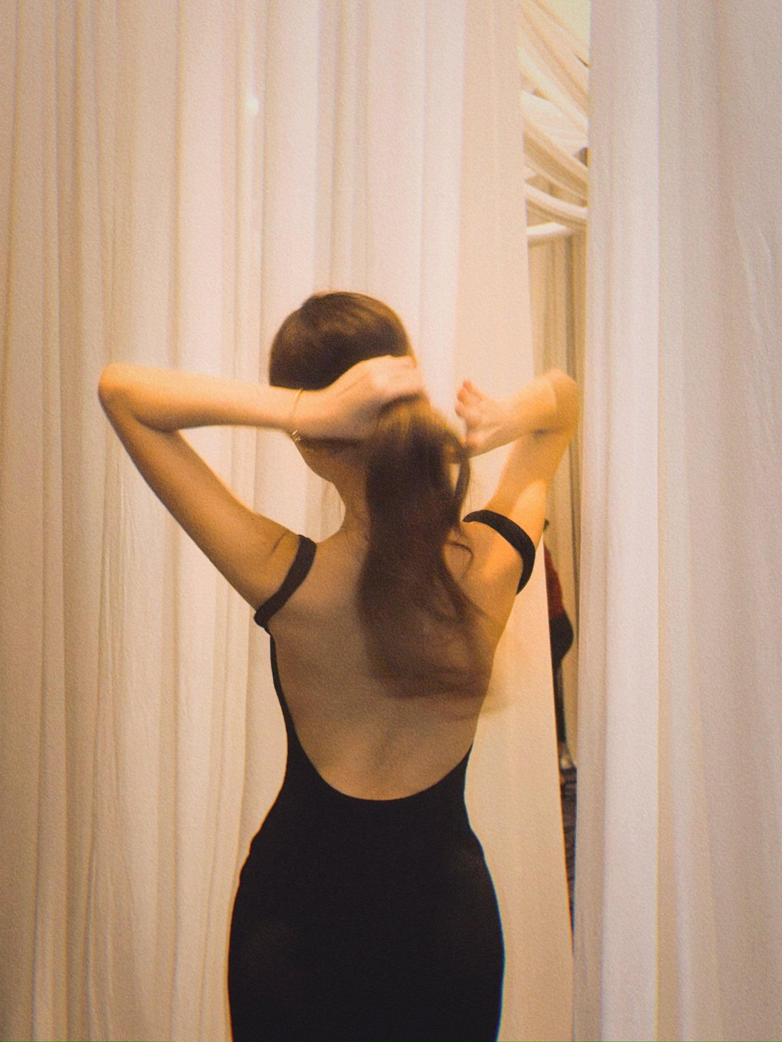 Bảo Ngọc diện váy hai dây khoe lưng ong gây sốt trên mạng xã hội - Ảnh 4.