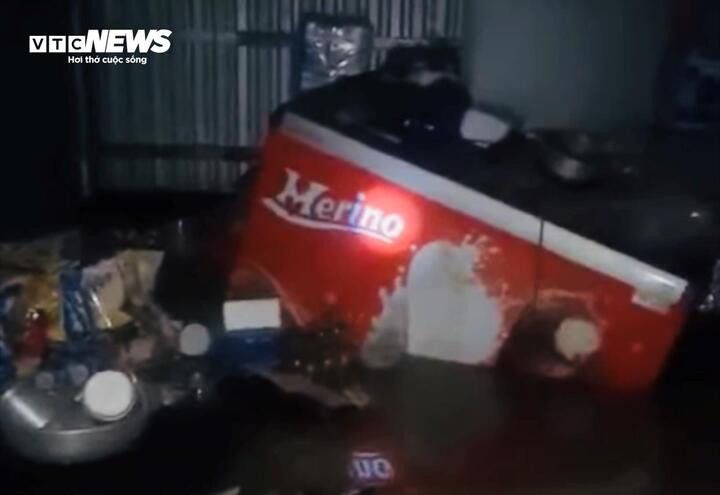 Lũ lớn nhanh khiến nhiều người trở tay không kịp.