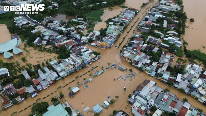 Mưa lũ khiến hàng vạn nhà dân ở Đà Nẵng chìm trong biển nước.