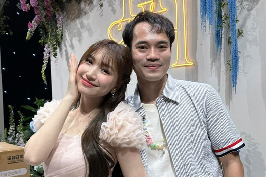 Phản ứng 'bất lực' của Hòa Minzy khi bị cả cõi mạng nghi sắp đám cưới Văn Toàn