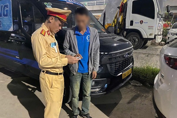 Tài xế xe limousine dương tính ma túy trên đường Cầu Diễn, Hà Nội- Ảnh 1.