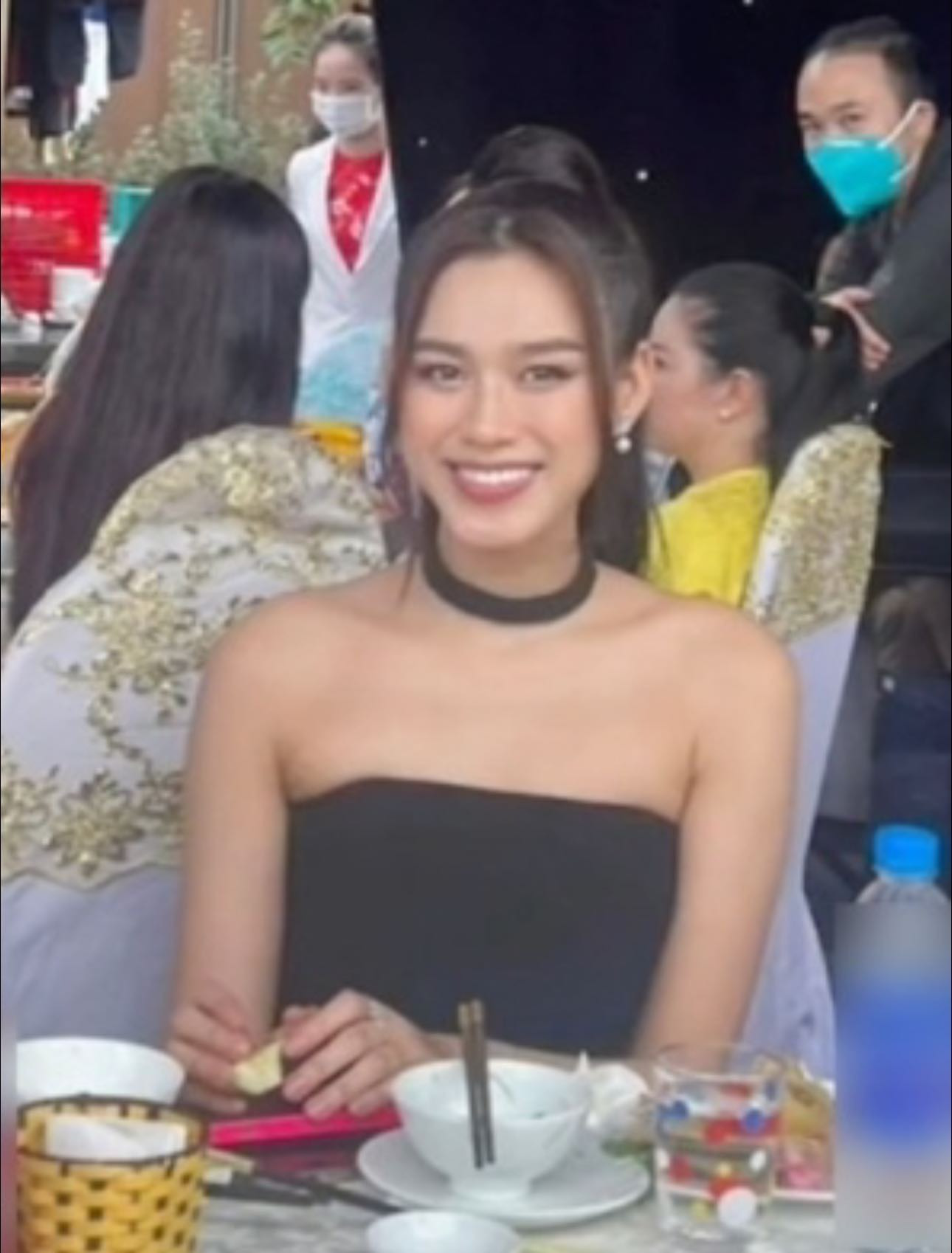 Ảnh hiếm Đỗ Hà trong đám cưới chị gái nhan sắc chị em Hoa hậu đẹp cỡ nào