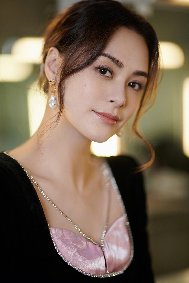 Chung Hân Đồng lộ ảnh hẹn hò đồng giới ngoại hình giống hệt Trần Quán Hy