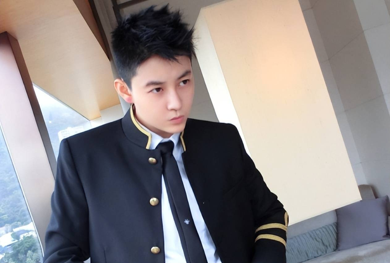 Chung Hân Đồng lộ ảnh hẹn hò đồng giới ngoại hình giống hệt Trần Quán Hy