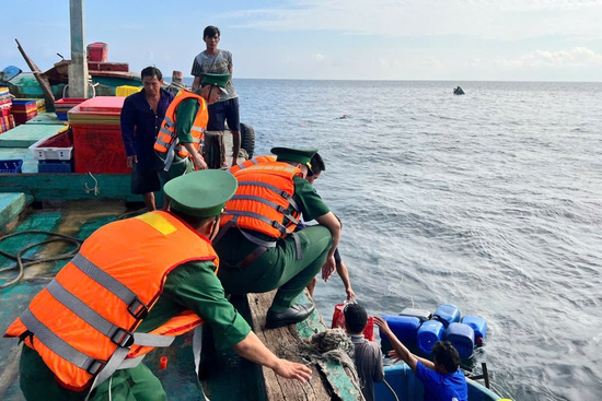 Clip cứu hộ 8 người nhảy từ tàu cá bị chìm sau va chạm với tàu hàng ở Côn Đảo