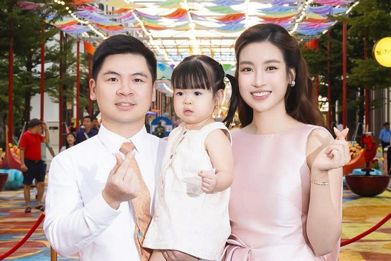 Con gái 2 tuổi của Hoa hậu Đỗ Mỹ Linh gây sốt trong tiệc sinh nhật ông nội tỷ phú