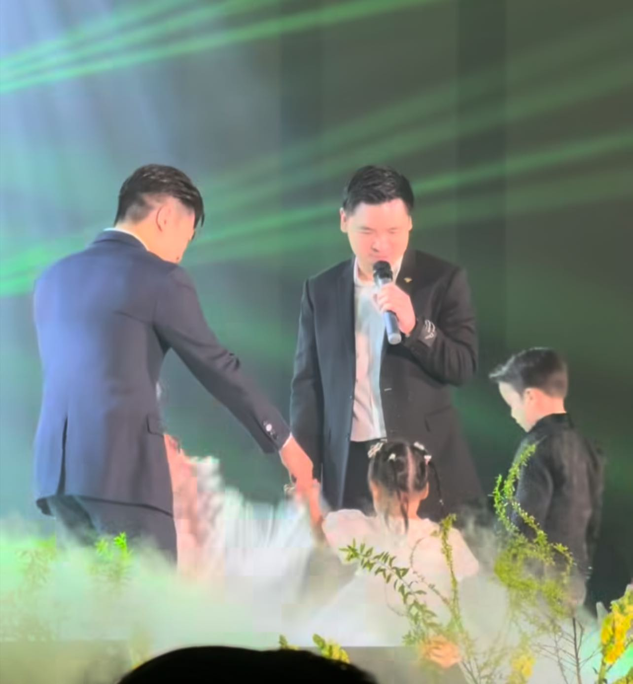 Con gái Hoa hậu Đỗ Mỹ Linh gây sốt MXH trong tiệc sinh nhật ông nội tỷ phú