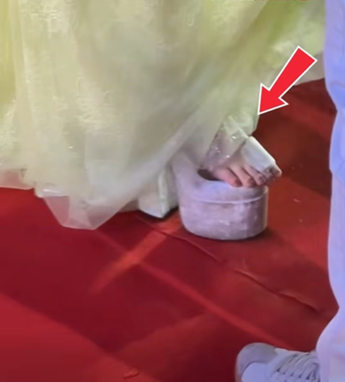 Hòa Minzy chống nạng đến sự kiện xe lăn phải theo sau chuyện gì đang xảy ra