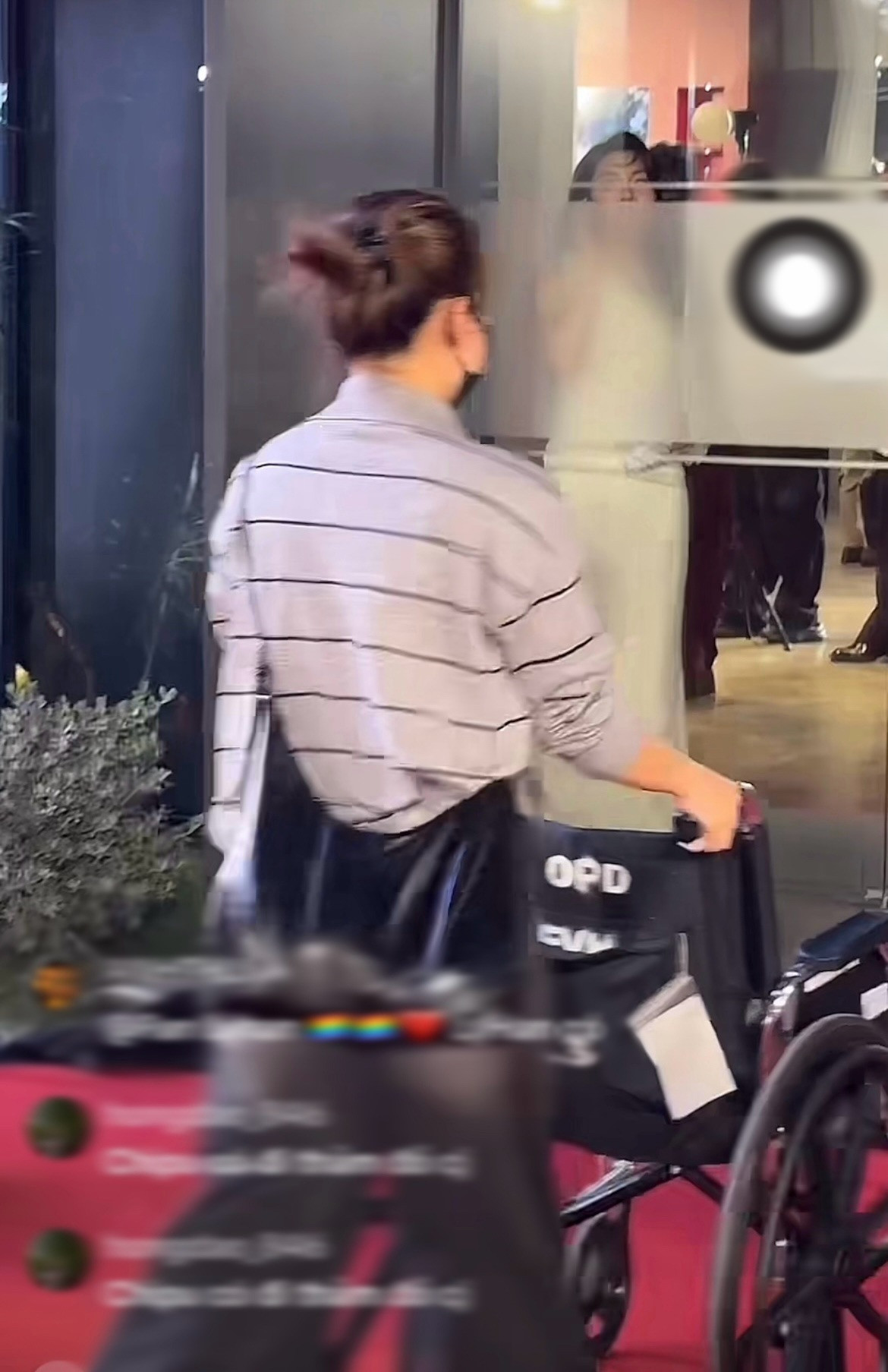 Hòa Minzy chống nạng đến sự kiện xe lăn phải theo sau chuyện gì đang xảy ra