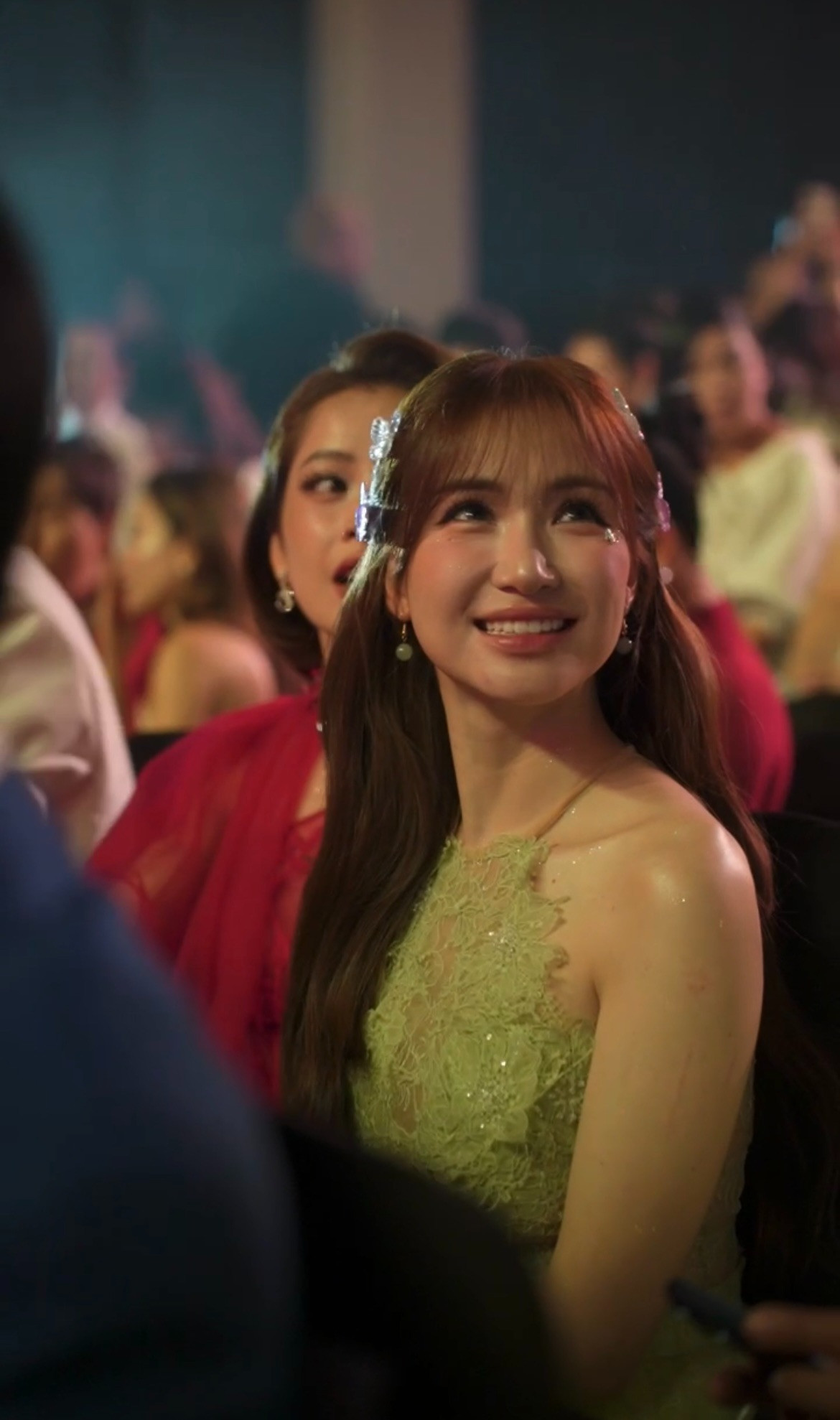 Hòa Minzy chống nạng đến sự kiện xe lăn phải theo sau chuyện gì đang xảy ra