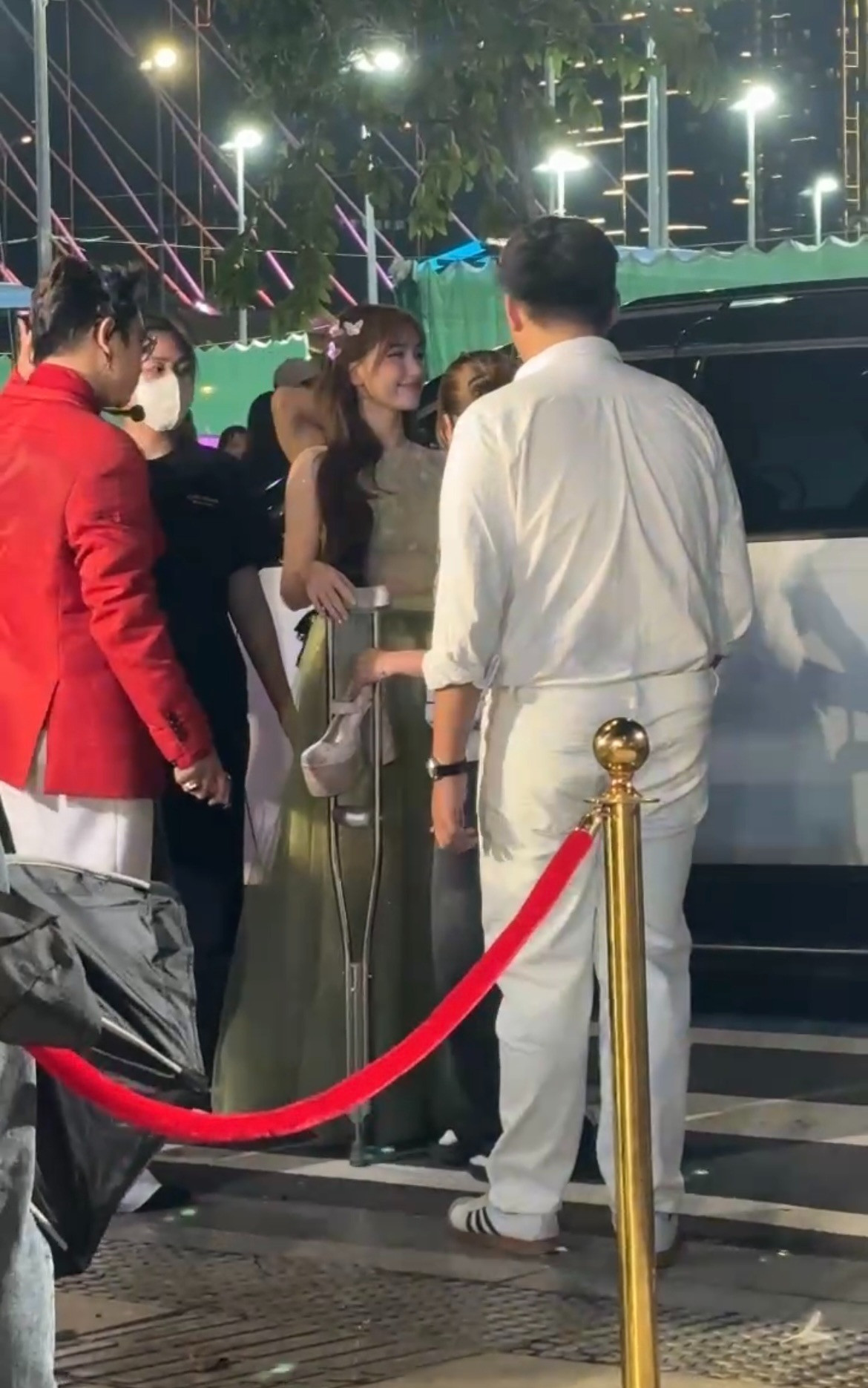 Hòa Minzy chống nạng đến sự kiện xe lăn phải theo sau chuyện gì đang xảy ra