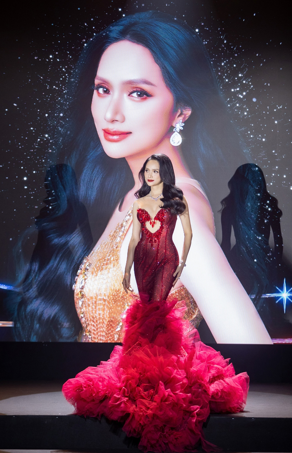 Hương Giang thi Miss Universe 2025 phủ nhận tranh suất hồ sơ đầy đủ theo yêu cầu