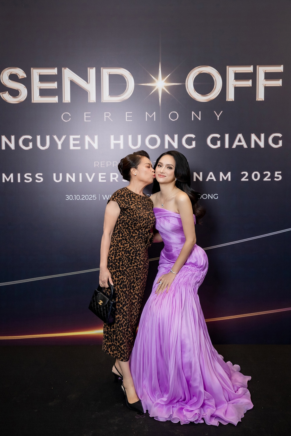 Hương Giang thi Miss Universe 2025 phủ nhận tranh suất hồ sơ đầy đủ theo yêu cầu