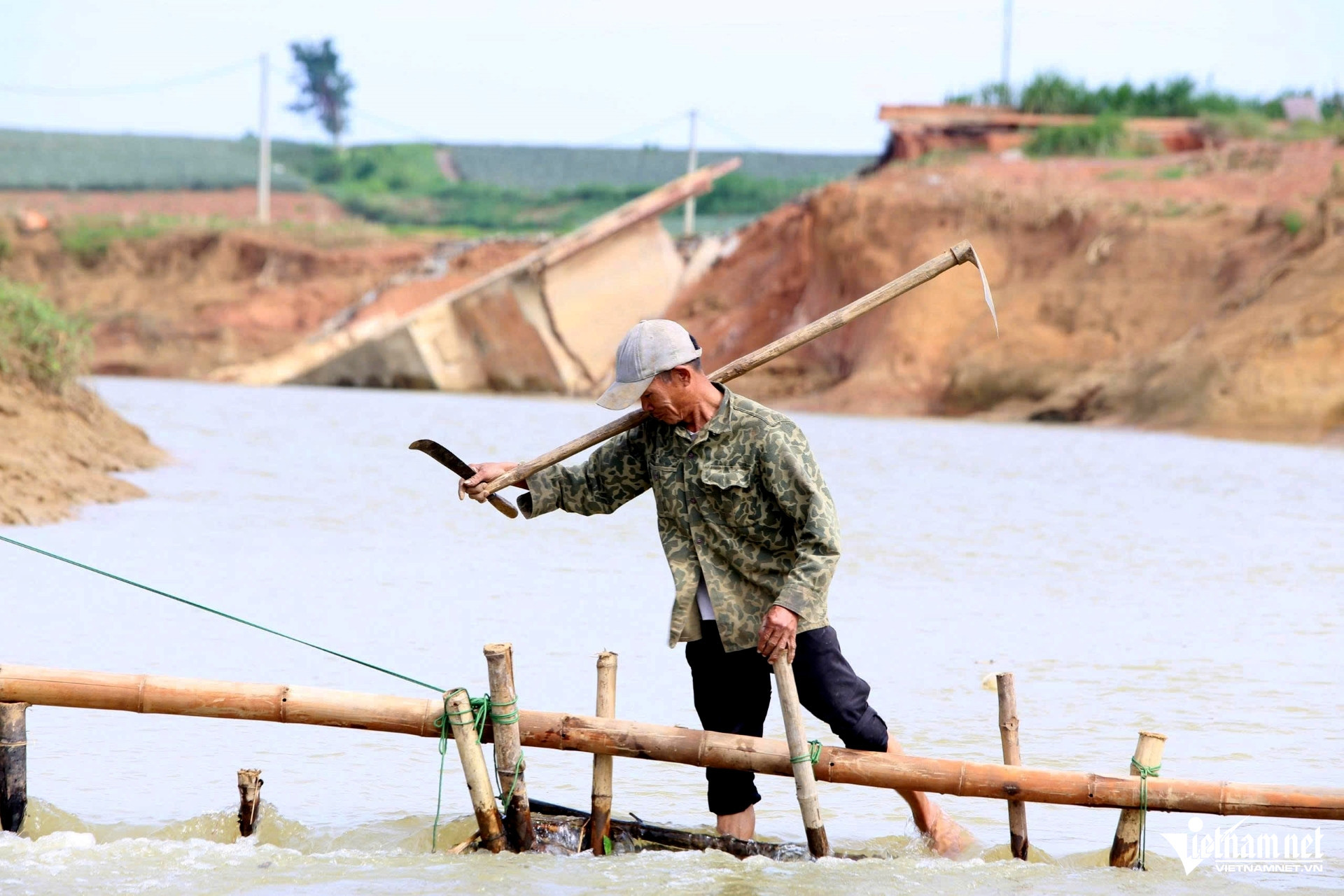 W-a8Cầu dân sinh bị sập.jpg