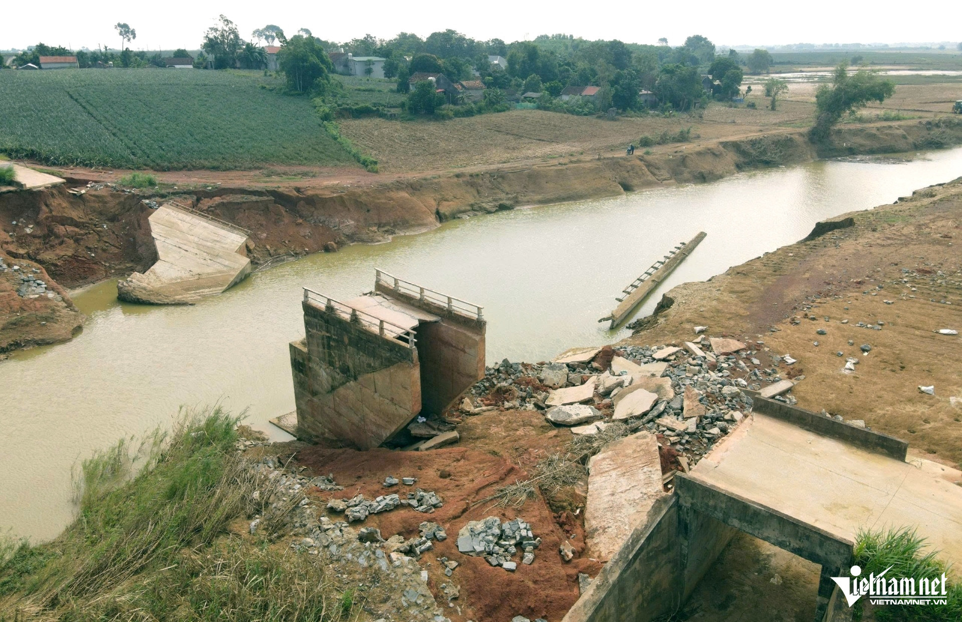 W-a3Cầu dân sinh bị sập.jpg