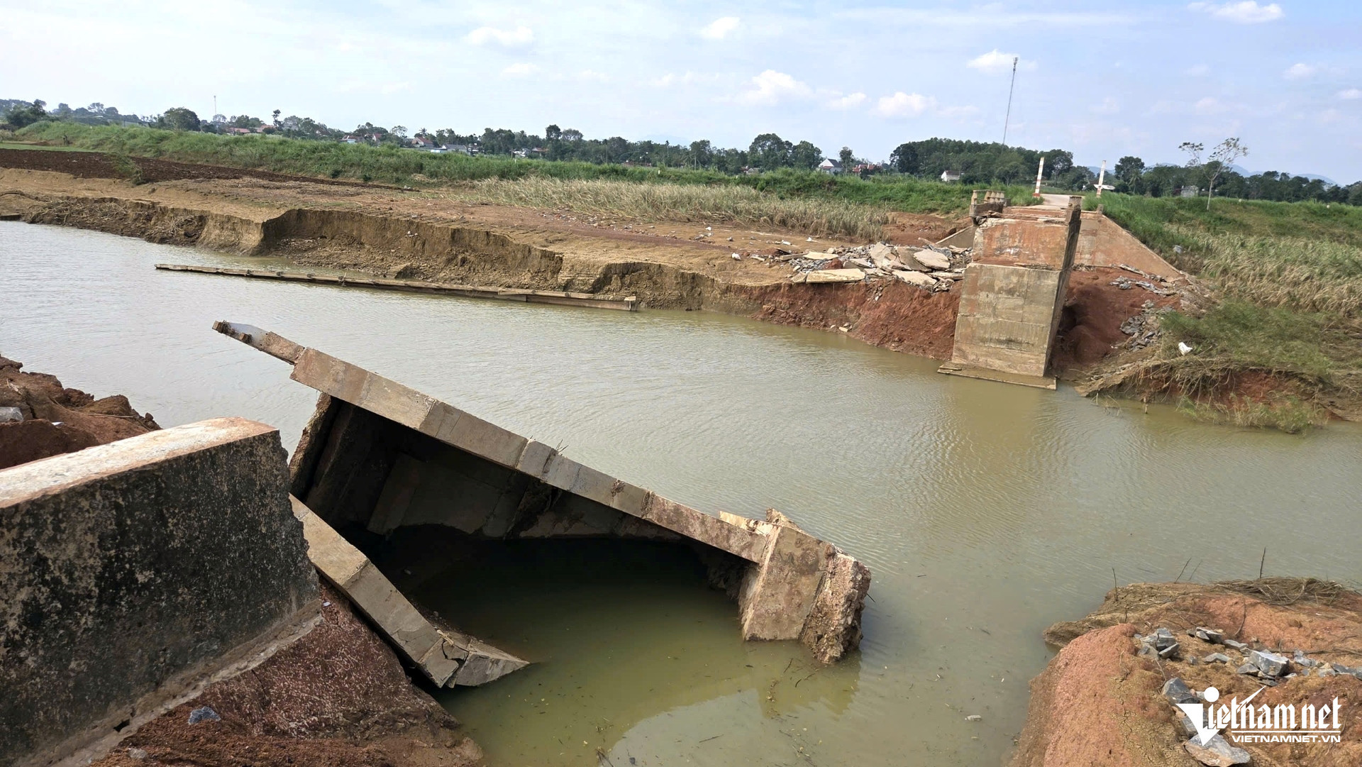 W-a5Cầu dân sinh bị sập.jpg