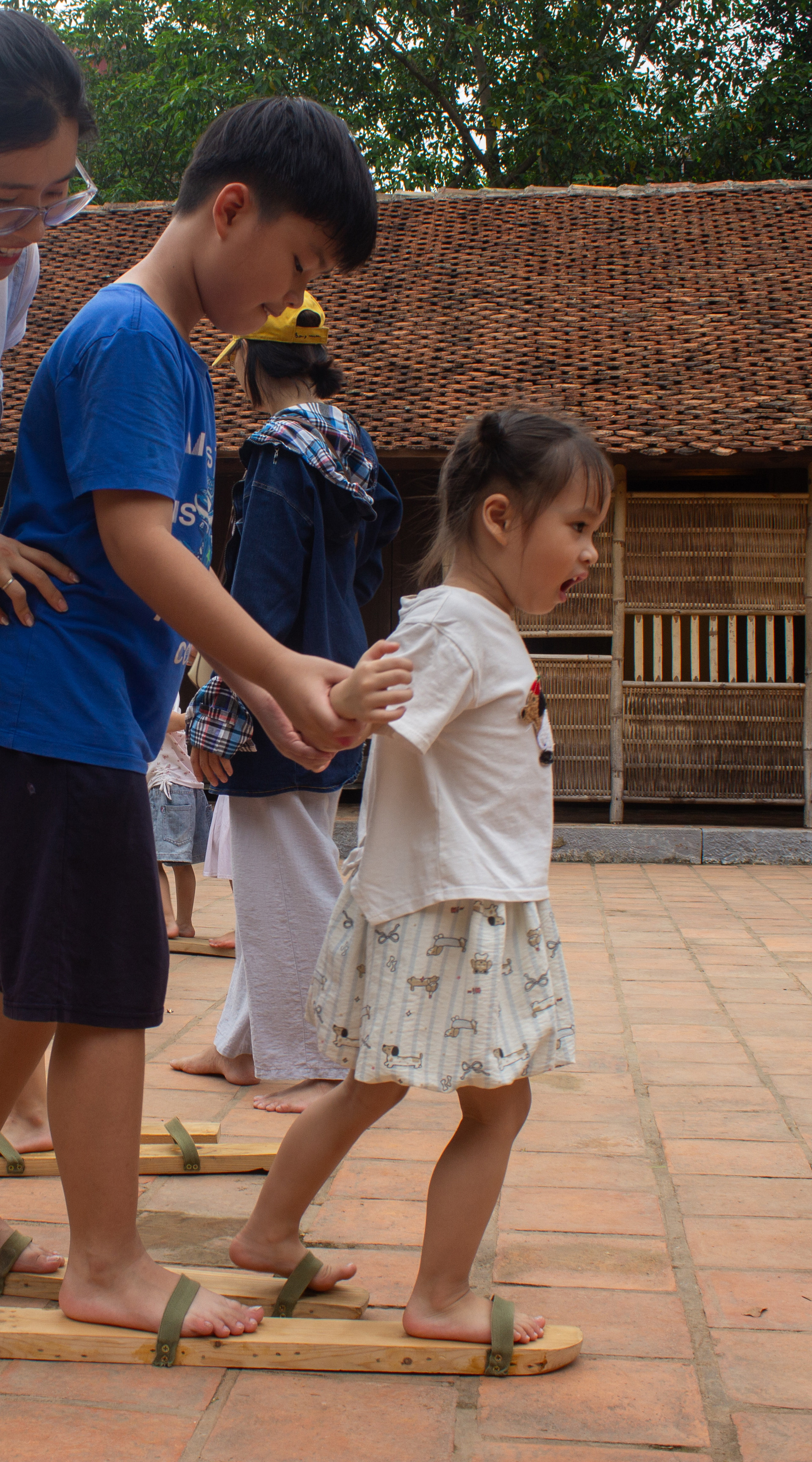 21. Chơi đi guốc đôi guốc ba copy.jpg