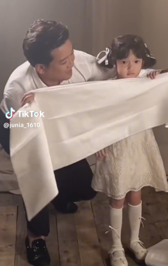 Con gái Nhã Phương  Trường Giang mới 6 tuổi đã catwalk sập sàn không khác gì người lớn