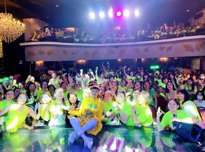 Hồ Văn Cường đắt show, được khán giả yêu mến.