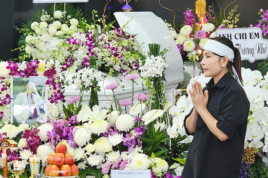 Đám tang NSND Thế Hiển: Vợ túc trực bên linh cữu, gửi lời nhắn xé lòng