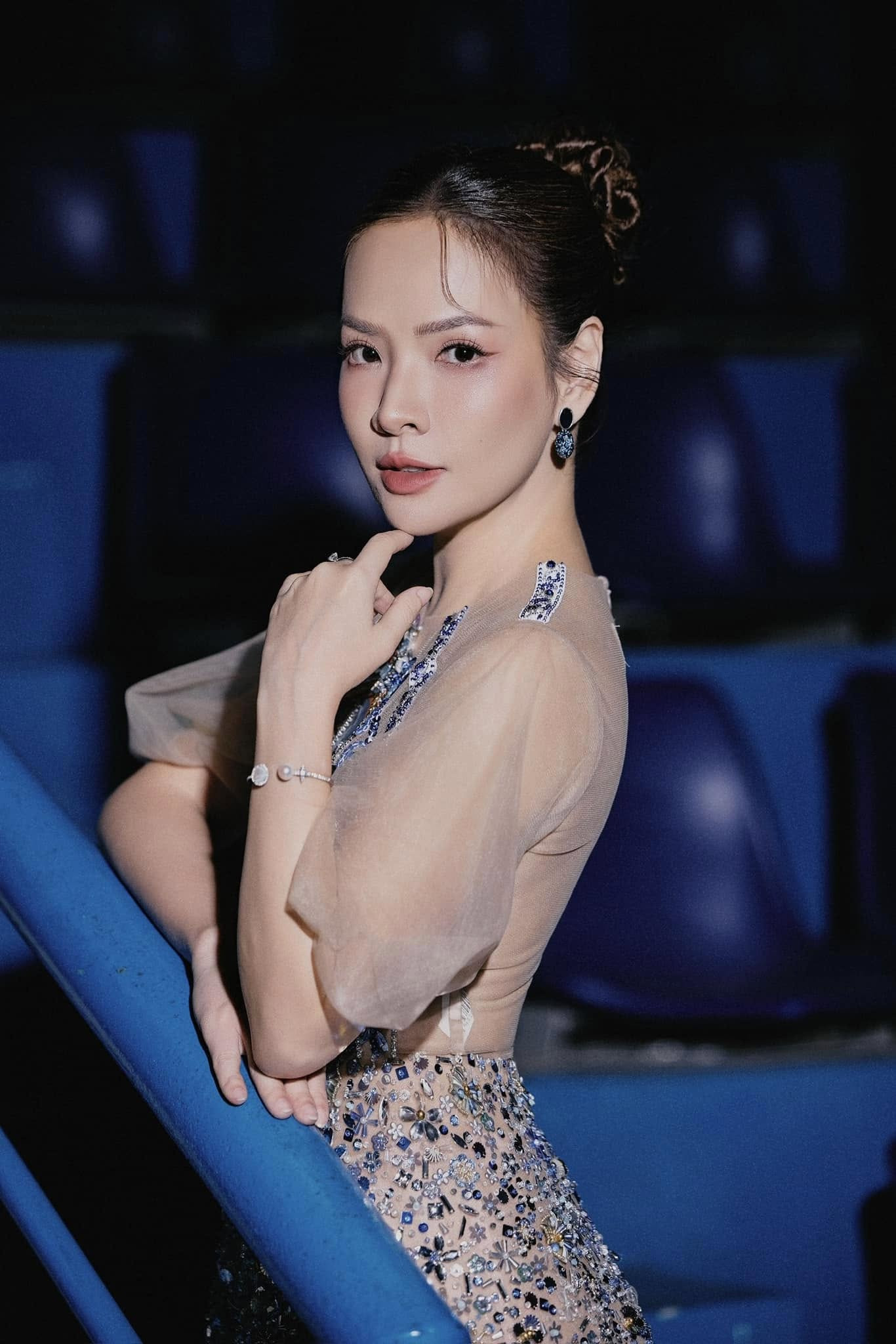 Diện đồ mùa thu 'chill' và tinh tế như MC Đan Lê - Ảnh 14.