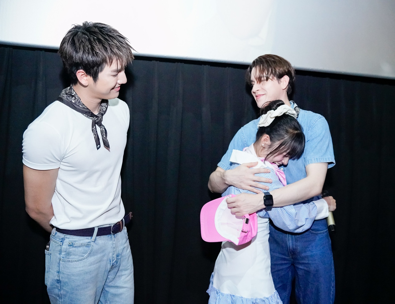 Một cô gái khóc ngất được Lê Khánh động viên còn Thuận Nguyễn nói hộ tiếng lòng