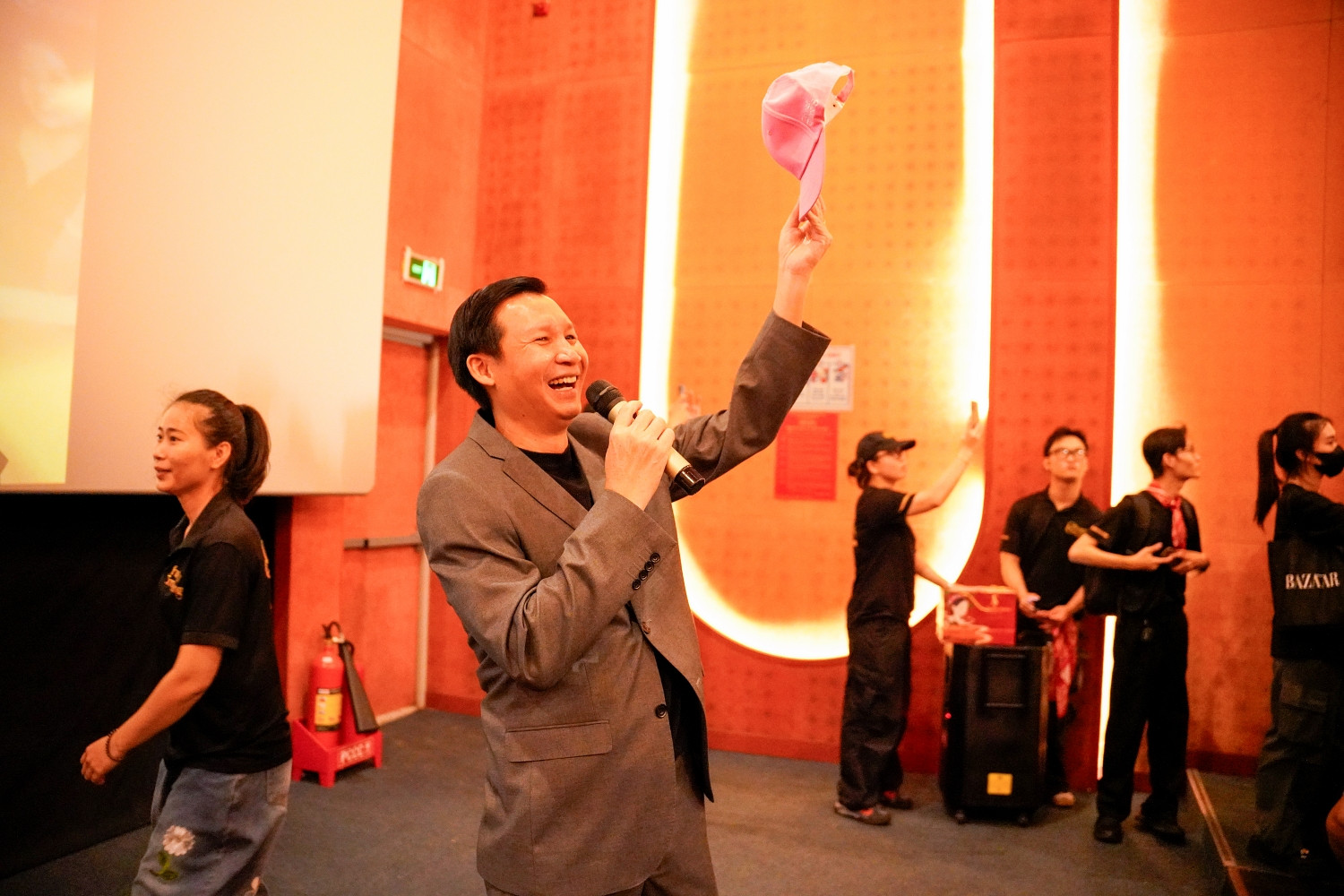 Một cô gái khóc ngất được Lê Khánh động viên còn Thuận Nguyễn nói hộ tiếng lòng