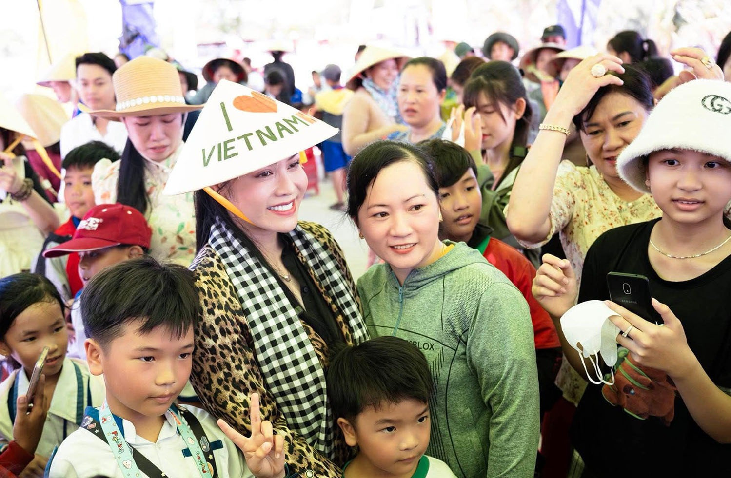 Nhật Kim Anh ủng hộ 1 tỷ cho bà con vùng bão lũ nhiều năm đều ủng hộ tiền tỷ