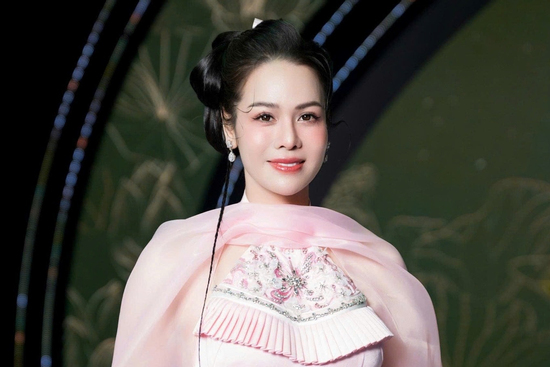 Nhật Kim Anh ủng hộ 1 tỷ cho bà con vùng bão lũ, nhiều năm đều ủng hộ tiền tỷ