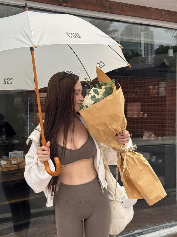 Sĩ Thanh gây tranh cãi vì bộ trang phục hở hang khi đi cúng Tổ nghề