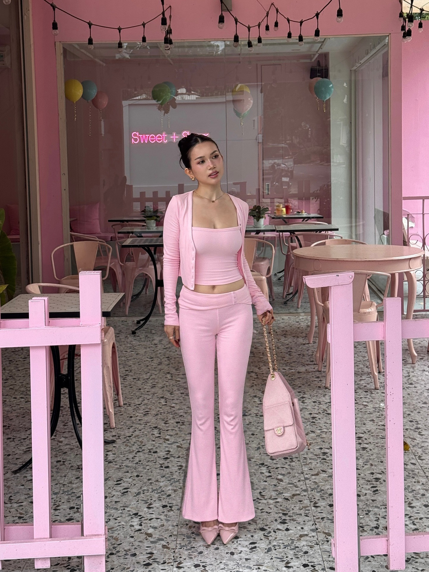 Sĩ Thanh gây tranh cãi vì bộ trang phục hở hang khi đi cúng Tổ nghề