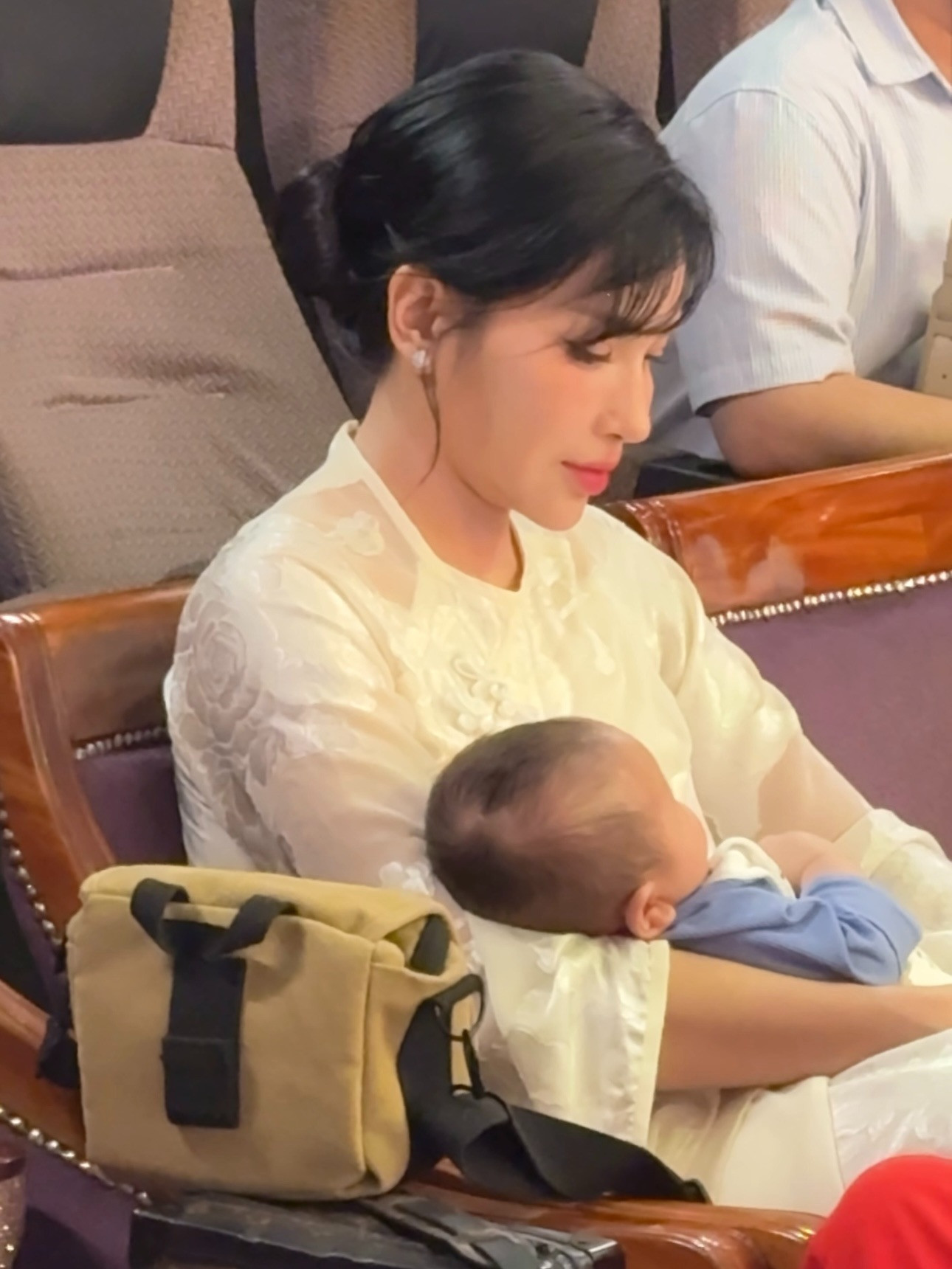 Xôn xao hình ảnh Khả Như ôm em bé ngồi cạnh Huỳnh Phương