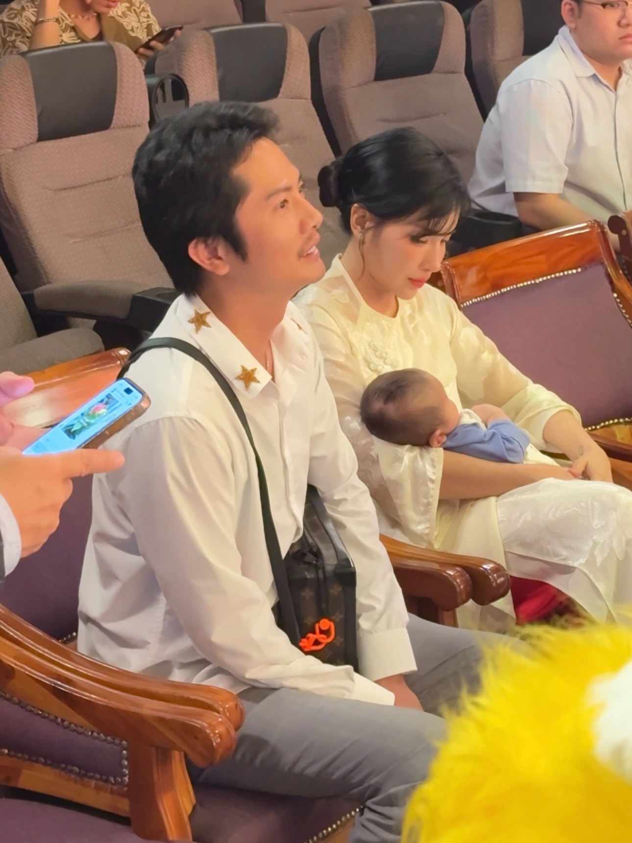 Xôn xao hình ảnh Khả Như ôm em bé ngồi cạnh Huỳnh Phương