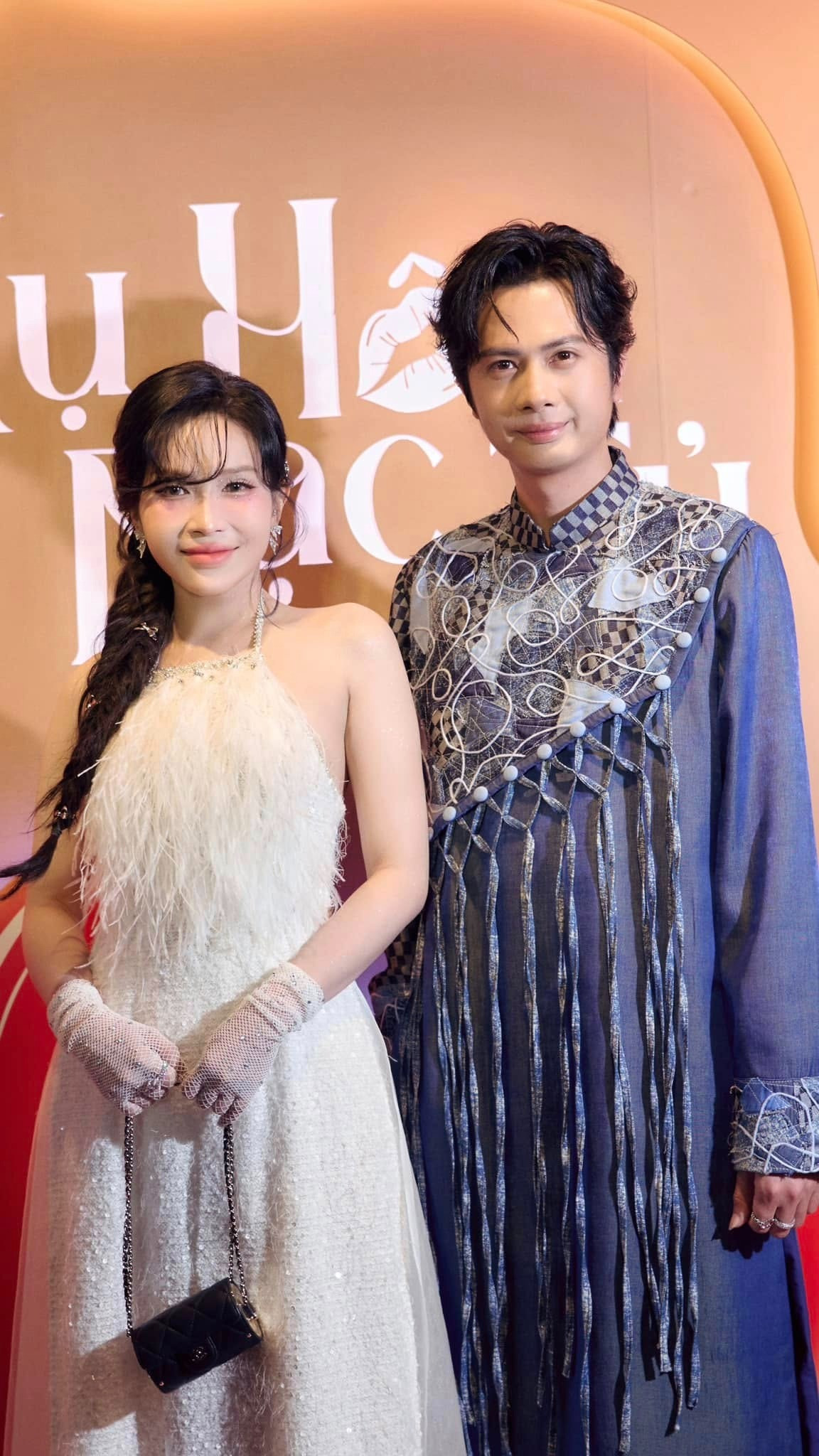 Xôn xao hình ảnh Khả Như ôm em bé ngồi cạnh Huỳnh Phương