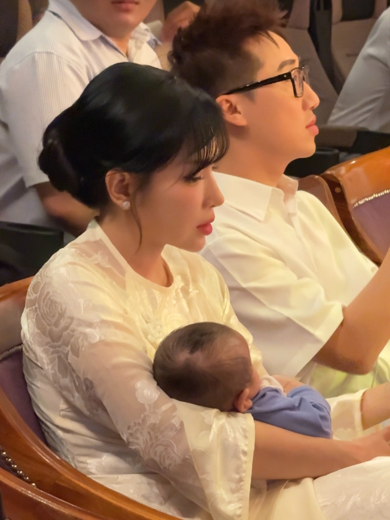 Xôn xao hình ảnh Khả Như ôm em bé ngồi cạnh Huỳnh Phương