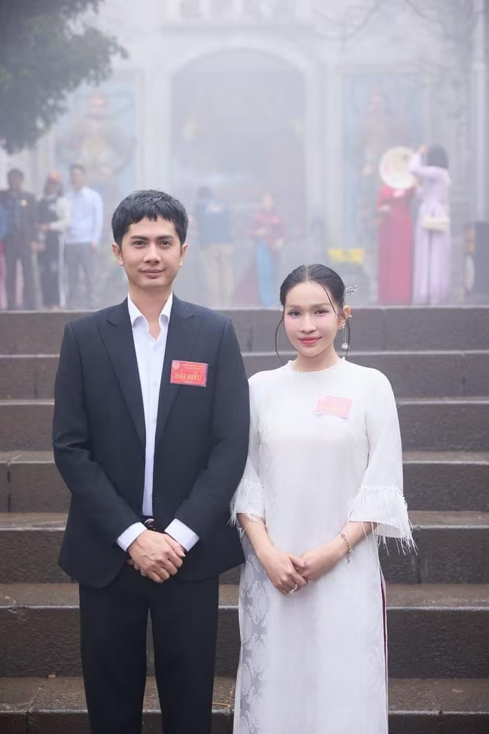 Xôn xao hình ảnh Khả Như ôm em bé ngồi cạnh Huỳnh Phương