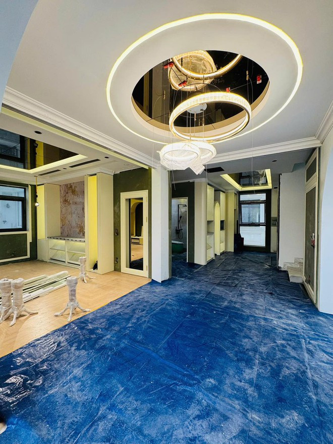 Choáng ngợp ảnh cận bên trong biệt phủ trăm tỷ của Hoàng Hường